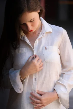 Camisa de mujer de lino beige.