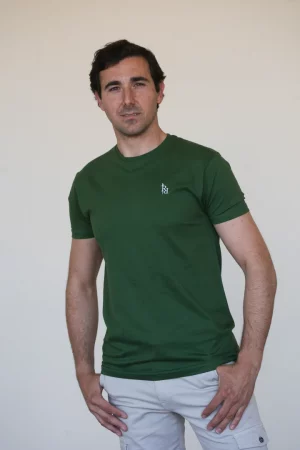 Camiseta manga corta verde con logo bordado en color blanco.