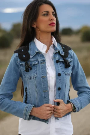 Cazadora vaquera de inspiración taurina.