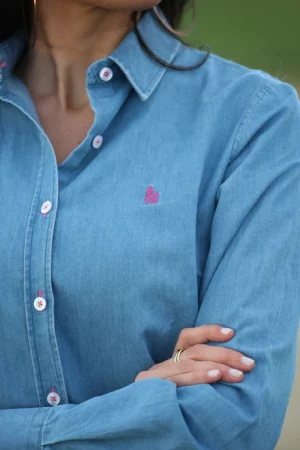 Camisa vaquera mujer con logo bordado en fucsia " Campera".