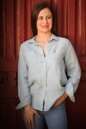 Camisa de mujer de lino azul petróleo gris claro.