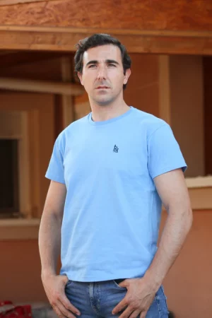 Camiseta manga corta azul con logo bordado en azul marino.