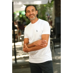 Camiseta manga corta blanca con logo bordado en azul marino.