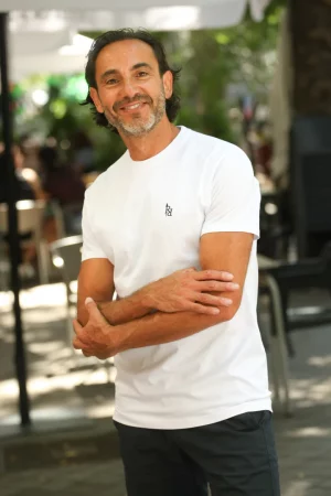 Camiseta manga corta blanca con logo bordado en azul marino.