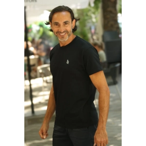 Camiseta manga corta negra con logo bordado en blanco.