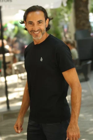 Camiseta manga corta negra con logo bordado en blanco.