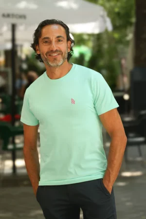 Camiseta manga corta verde agua con logo bordado en fucsia.