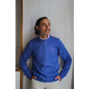 Jersey liso cuello caja azul con logo bordado en color rosa claro.